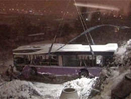 İstanbul'da yolcu otobüsü göle girdi