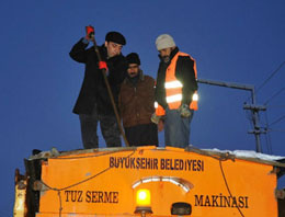 BDP'li Baydemir karda işçi gibi çalıştı!