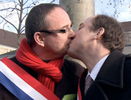 İki erkek vekil destek için öpüştü!