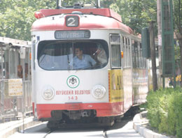 Tramvay minibüsle çarpıştı