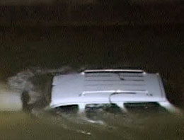 Araba su kanalına uçtu: 1 ölü