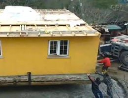 Oflu inşaatçı evini vinçle böyle taşıdı!