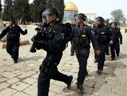 İsrail polisi Mescid-i Aksa'yı kuşattı