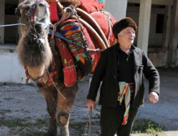 Eşekten sonra deveyle de eylem yaptı