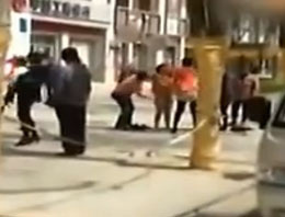 Kadını sokakta çırıpçıplak soydular (Video)