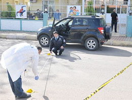 Öğretmen eşini saçından sürükledi