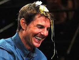 Tom Cruise kafasında yumurta kırdı