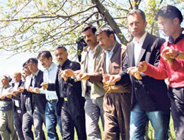 17 şehidin olduğu Aktütün'de barış halayı!