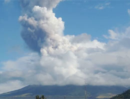 Filipinler'de Yanardağ aniden patladı