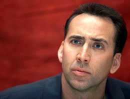 Nicolas Cage onu yanından hiç ayırmıyor