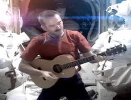  İşte uzayda gitar sesi...