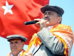 Bakan Eroğlu'na mikrofon azizliği