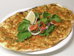 Lahmacun otobüsten attırdı