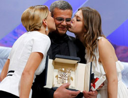 İki kadından ödül öpücüğü!