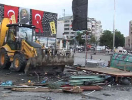 Gezi parkı girişindeki barikatlar kaldırıldı