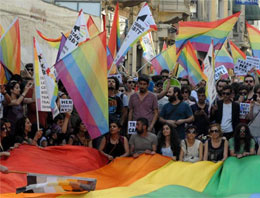 Eşcinseller Taksim'de yürüdü