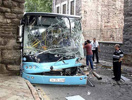Halk otobüsü tarihi binaya çarptı
