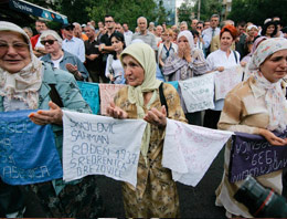 Srebrenitsa katliamı kurbanları anıldı