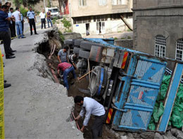 Kamyon geçerken yol çöktü!