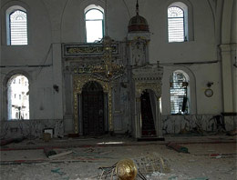 Esad ordusu camiyi bombaladı