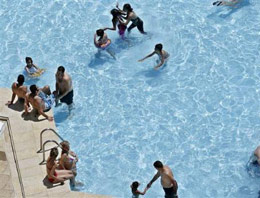 Suriye'de hala havuz keyfi yapan var!