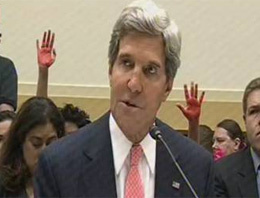 John Kerry'i şoke eden protesto!