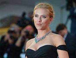 Scarlett Johansson nişanlandı