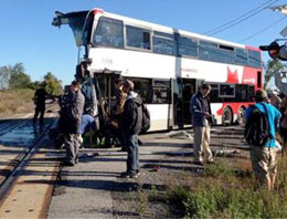 Tren yolcu otobüsünü biçti: 5 ölü