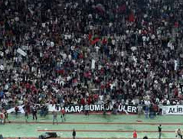 İlk kavga tribünlerde başlamış!