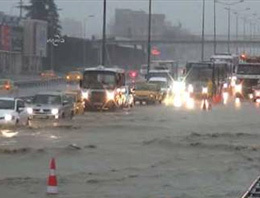 İstanbul'da yağmur trafiği felç etti!