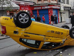 Tramvay yoluna giren taksi takla attı