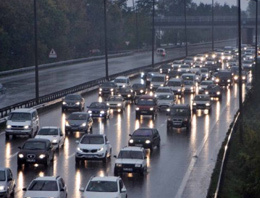 İstanbul trafiği yağmura teslim