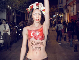 Femen Türkiye'den Kur'an'a hakaret!