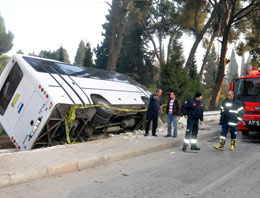 İşçi taşıyan servis midibüsü devrildi