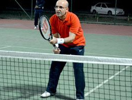 Bakan Mehmet Şimşek tenis maçı yaptı