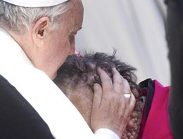 Papa'nın öptüğü 'Fil Adam' konuştu