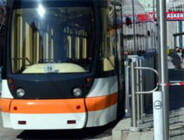 Ayağı kaydı tramvay altında kaldı!