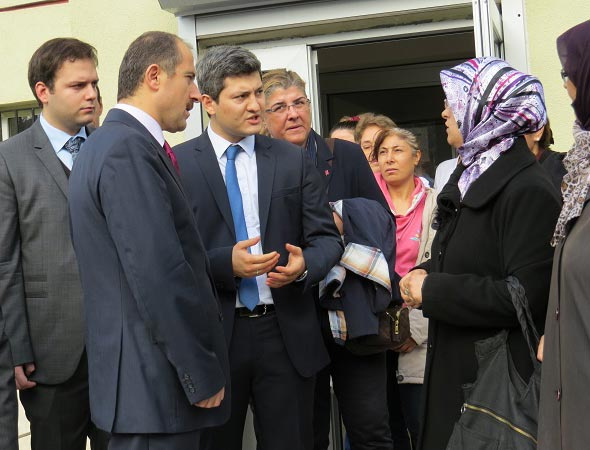 Ataşehir Kaymakamı mahalle mahalle geziyor