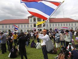 Tayland'da göstericiler genelkurmayı bastı