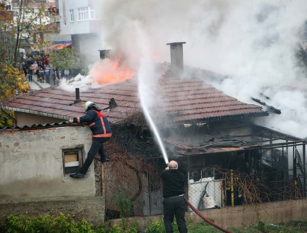 Tüp patladı gecekondu yandı