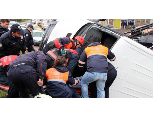 Sıkışan sürücü itfaiye ekiplerince kurtarıldı