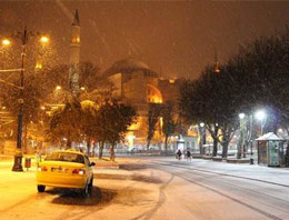 İstanbul kara teslim: Her yer bembeyaz