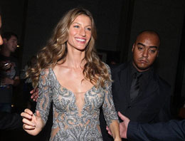 Gisele Bündchen'de fotoğraf modasına uydu!