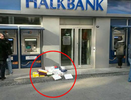 Halk Bank önünde ayakkabı kutuları