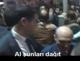 Erdoğan Bayraktar vatandaşa para dağıttı