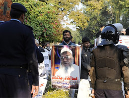 İslami lider ve 13 kişiye idam cezası