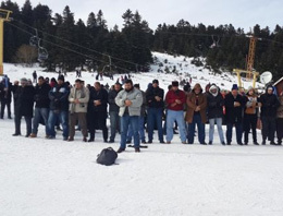 Uludağ'da namaz ve kayak bir arada