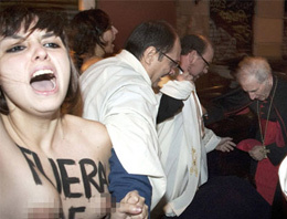 FEMEN'den Başpiskoposun başına kanlı kilot