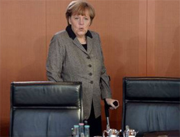 Küfre en sert tepki Merkel'den geldi!