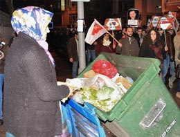 Eylem sürerken çöpten yiyecek aradı!